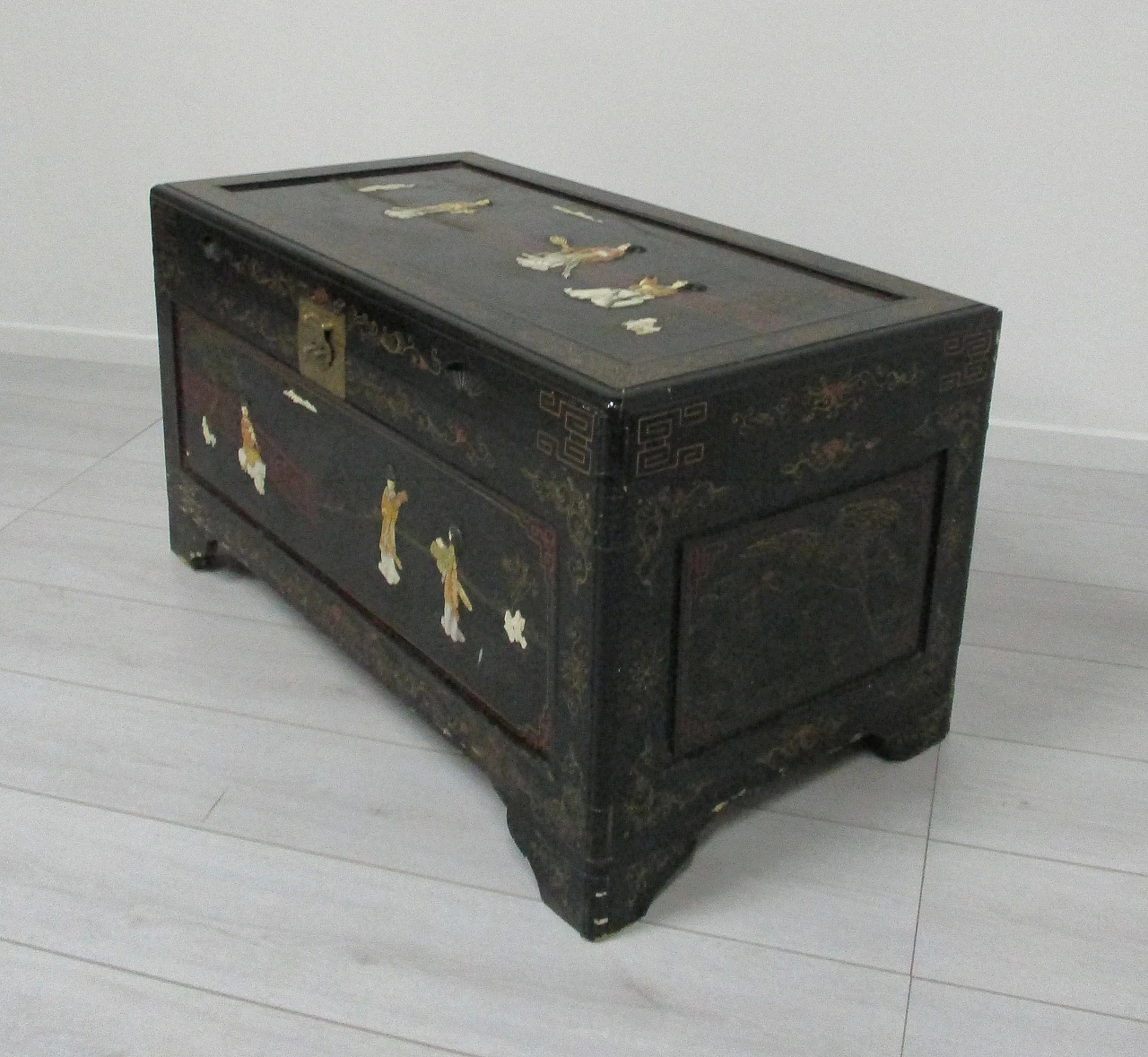 Oriental Chinese chest lacquered wood figures in mother of pearl 20th century 4