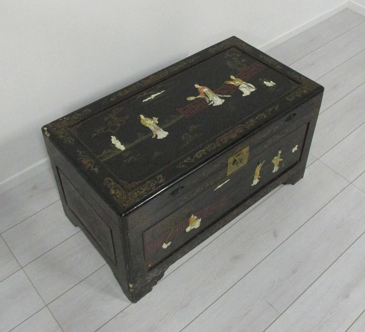 Oriental Chinese chest lacquered wood figures in mother of pearl 20th century 5