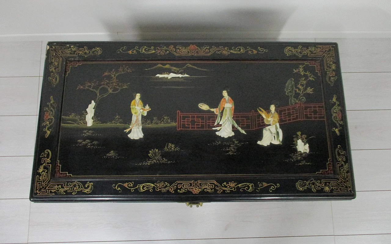 Oriental Chinese chest lacquered wood figures in mother of pearl 20th century 8