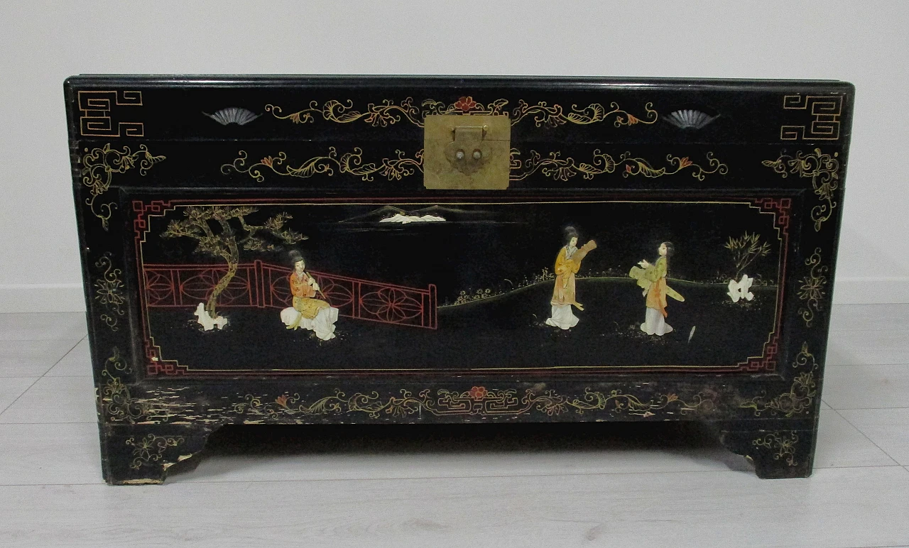 Oriental Chinese chest lacquered wood figures in mother of pearl 20th century 9