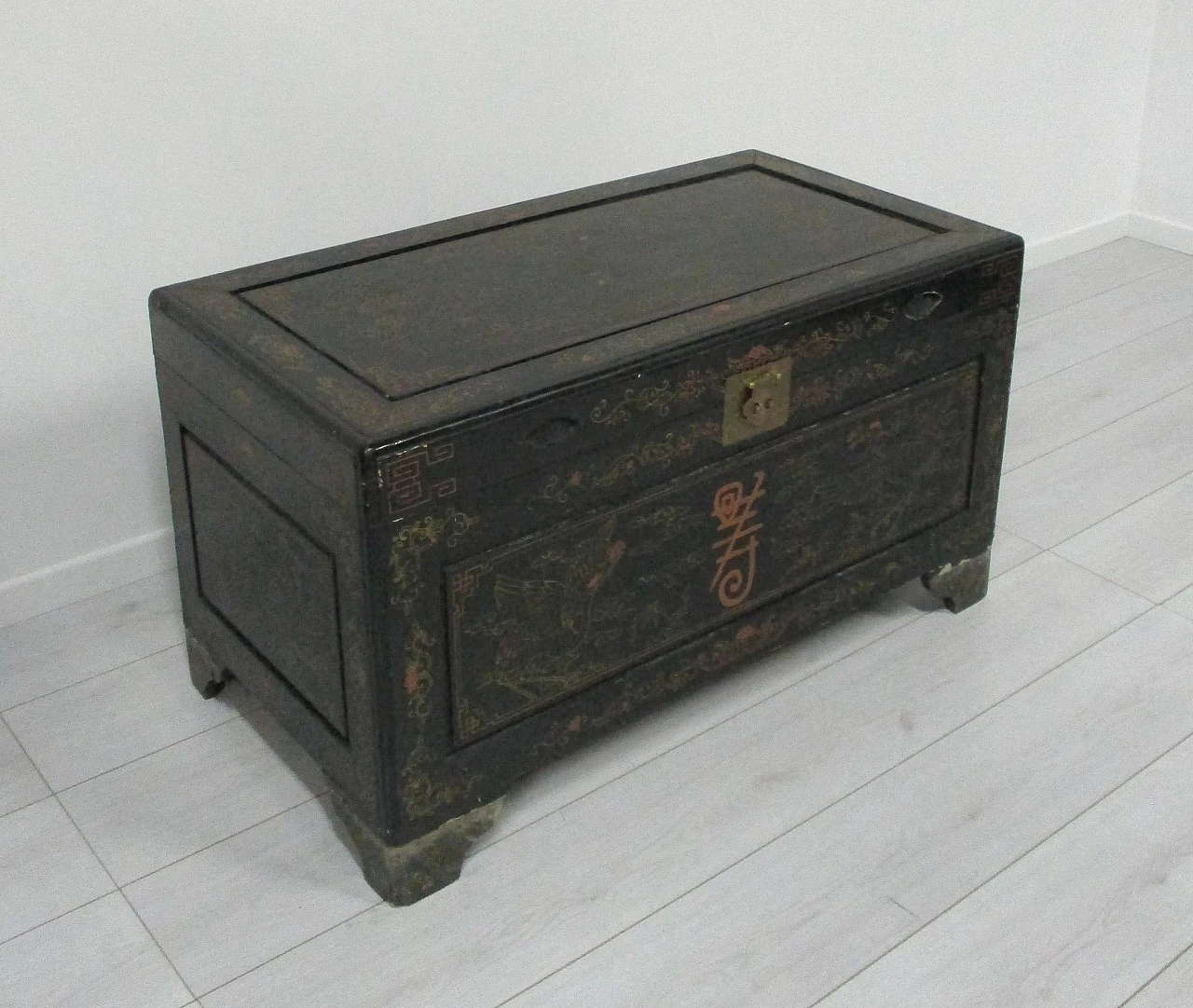 Oriental Chinese trunk in lacquered wood and pure gold figures from the 1900s 1