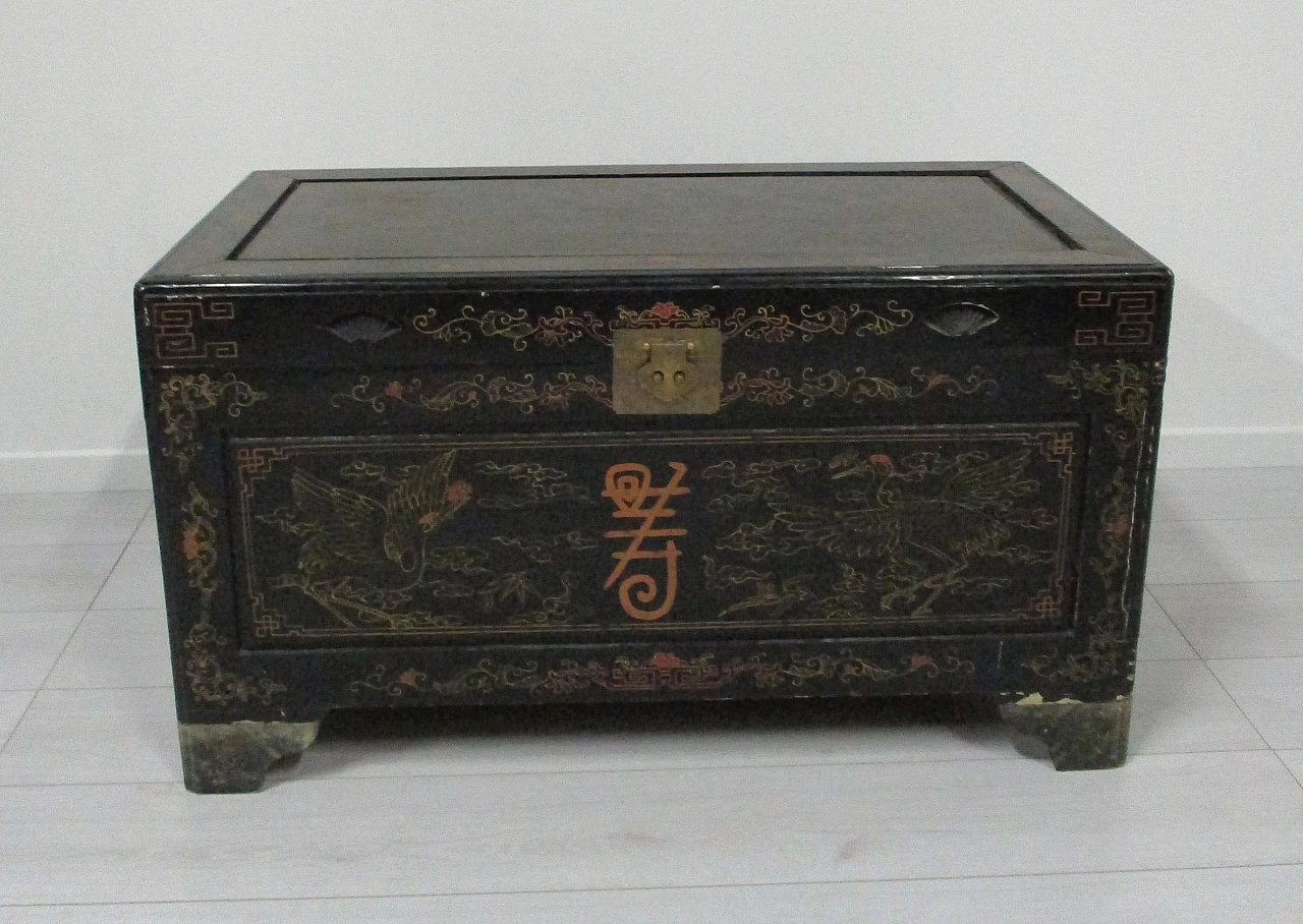 Oriental Chinese trunk in lacquered wood and pure gold figures from the 1900s 2