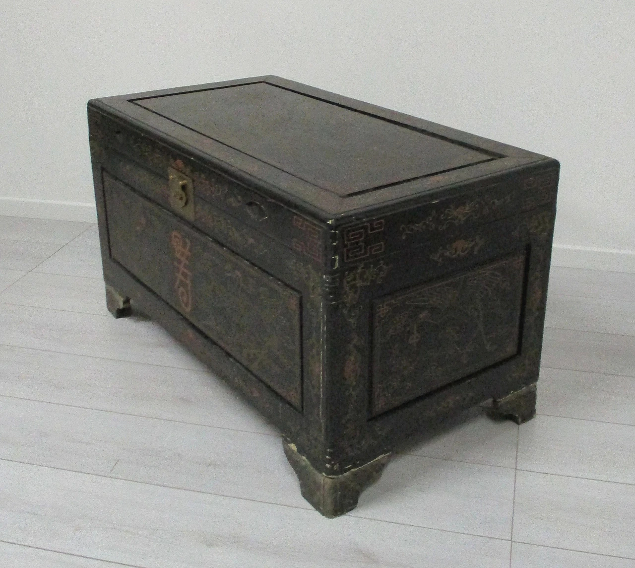 Oriental Chinese trunk in lacquered wood and pure gold figures from the 1900s 3