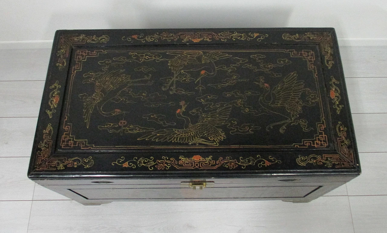 Oriental Chinese trunk in lacquered wood and pure gold figures from the 1900s 4