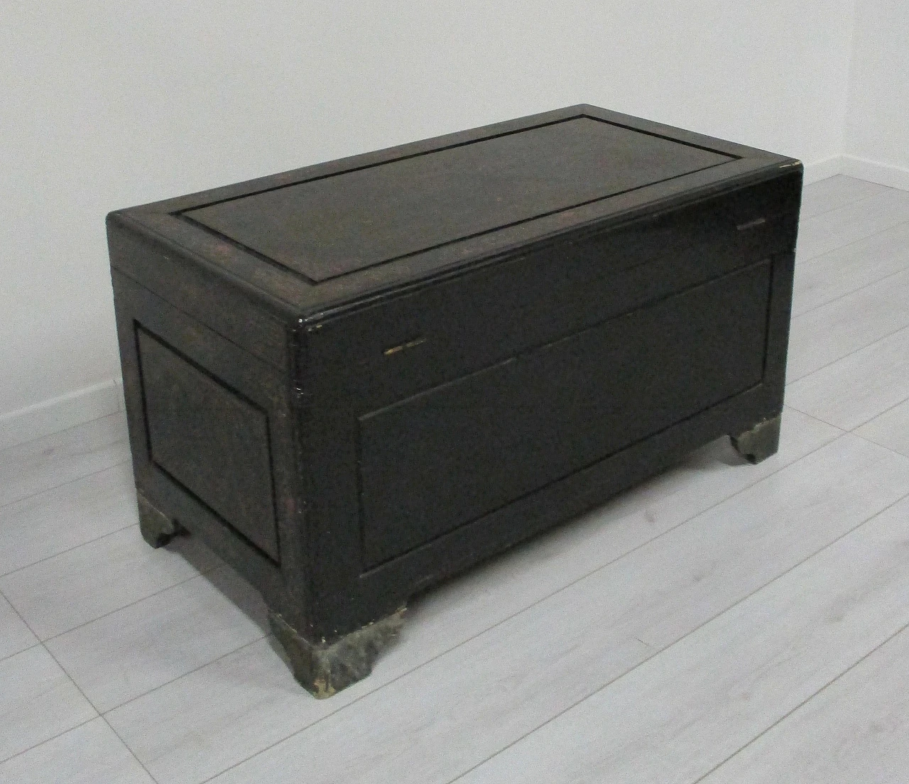 Oriental Chinese trunk in lacquered wood and pure gold figures from the 1900s 6