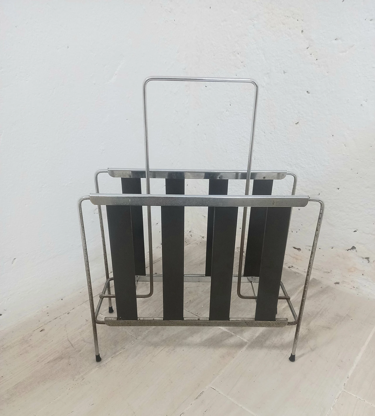 70s metal and wood magazine rack 4