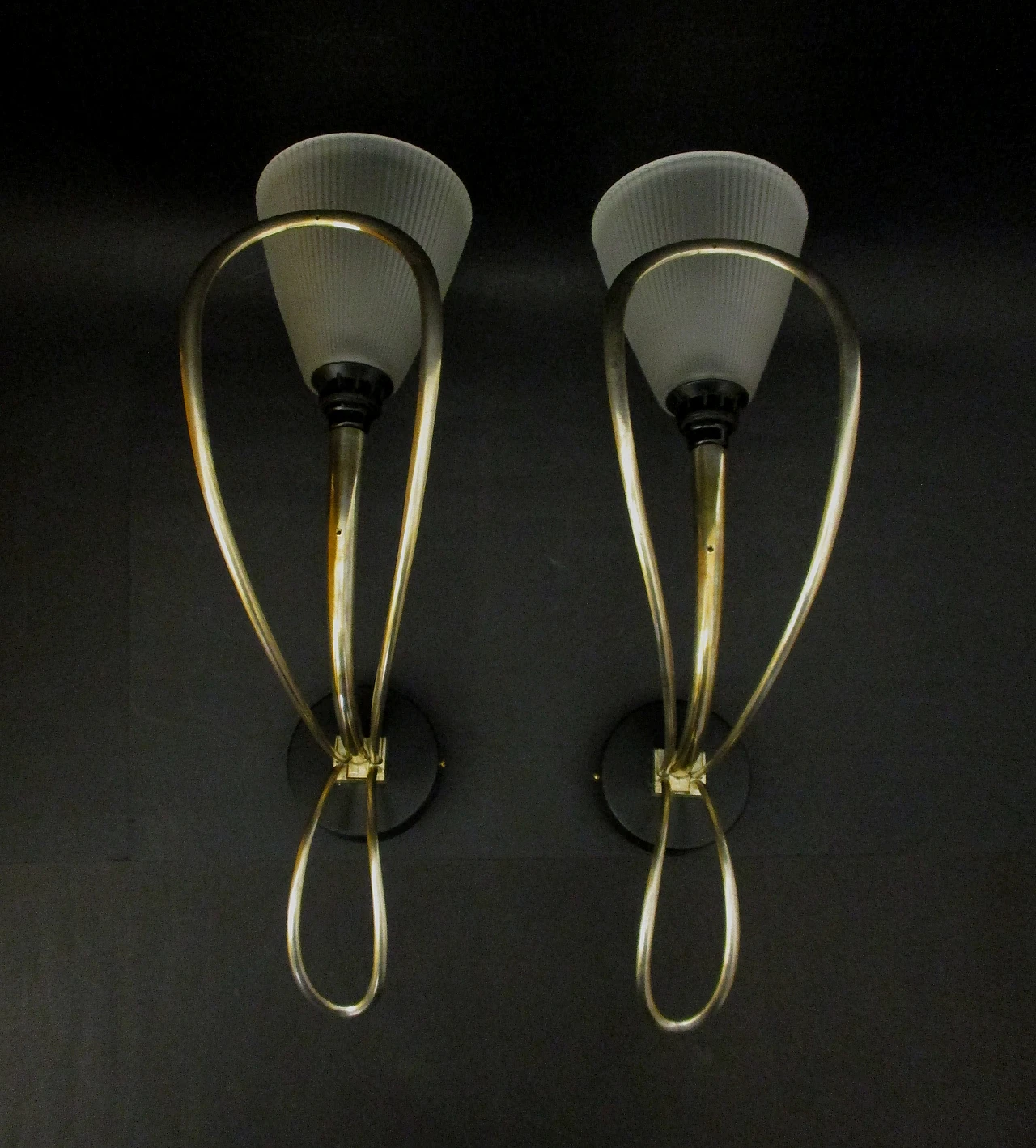 Pair of Angelo Mangiarotti wall lights in brass and glass,1970s 1