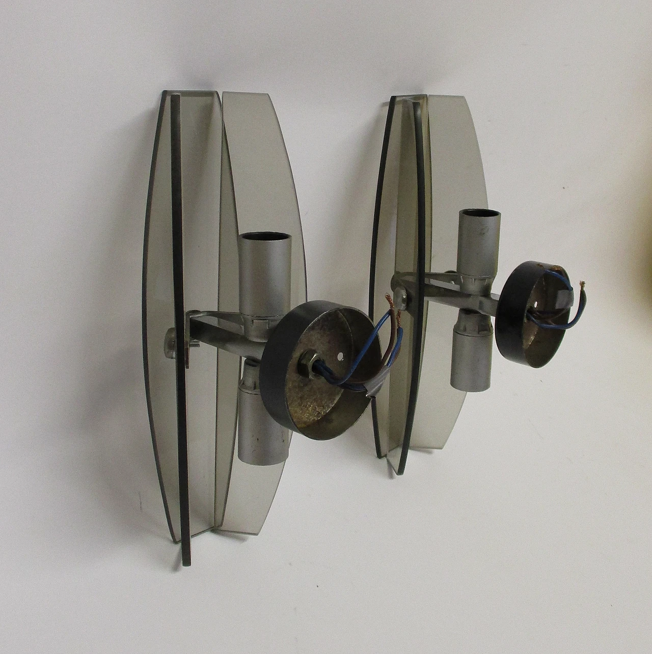 Pair of Fontana Arte wall lights in crystal and metal from the 1960s 5