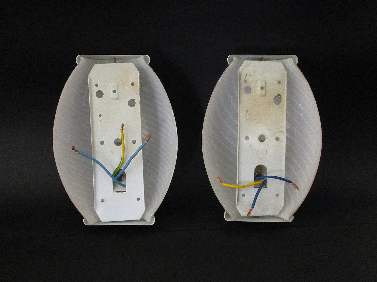 Pair of designer wall lights in metal and Murano glass, 60s 7