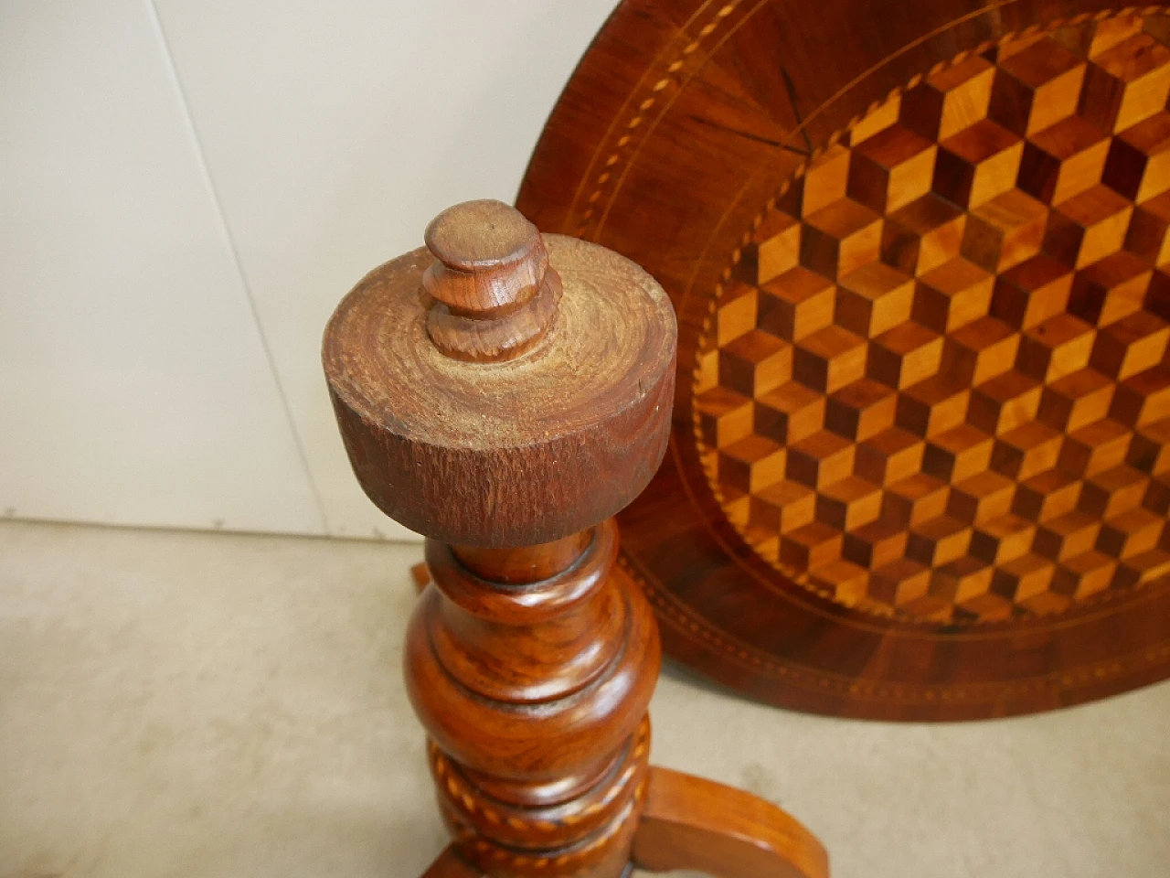 Rolo round table in precious wood, Emilan, late 19th century 7