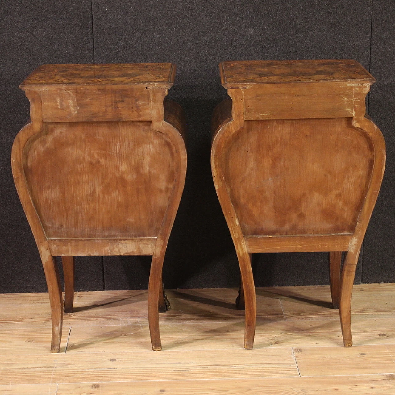 Pair of Louis XV style Lombard bedside tables, 20th century 4