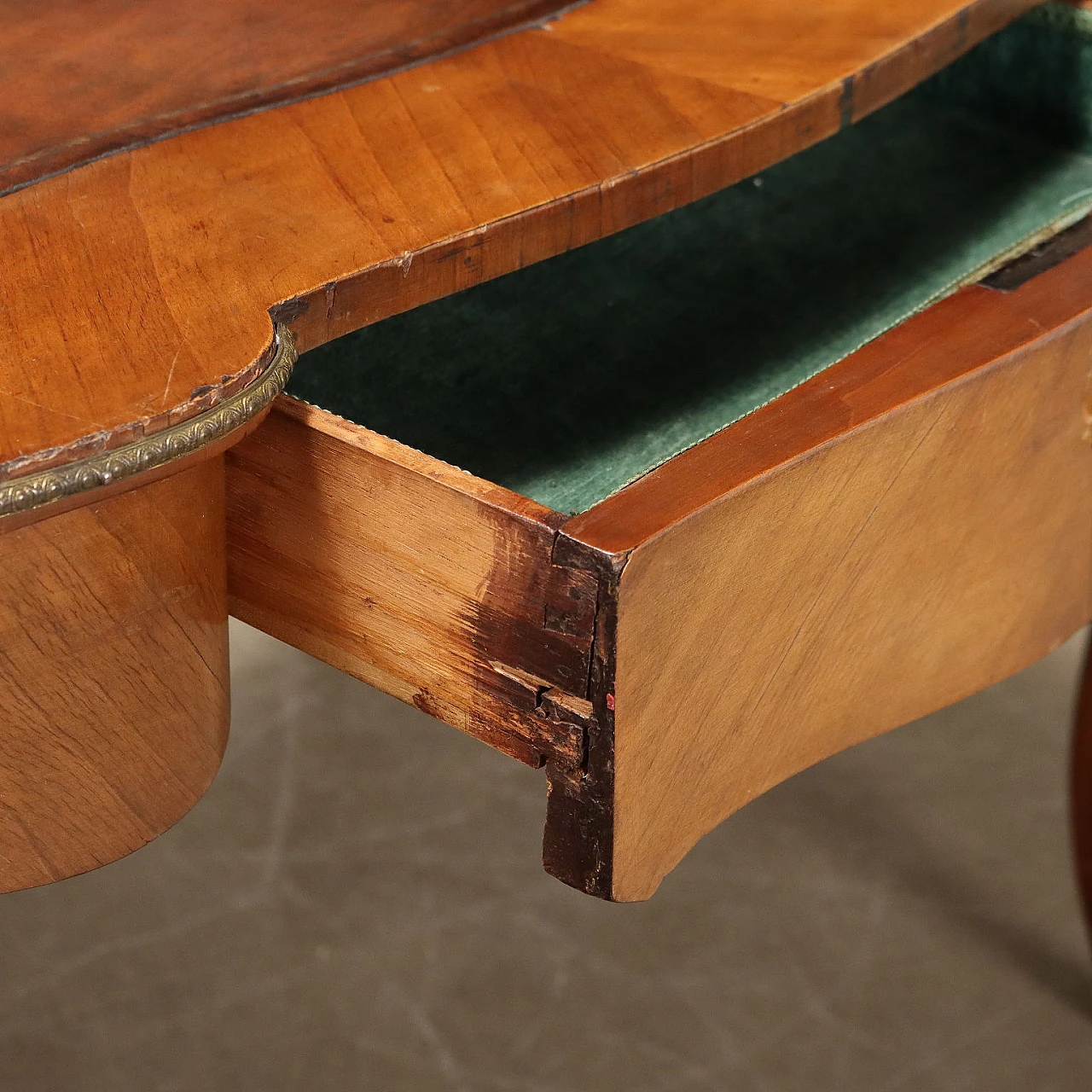 Desk in wood with drawer, bronze decorations & Moroccon leather 3