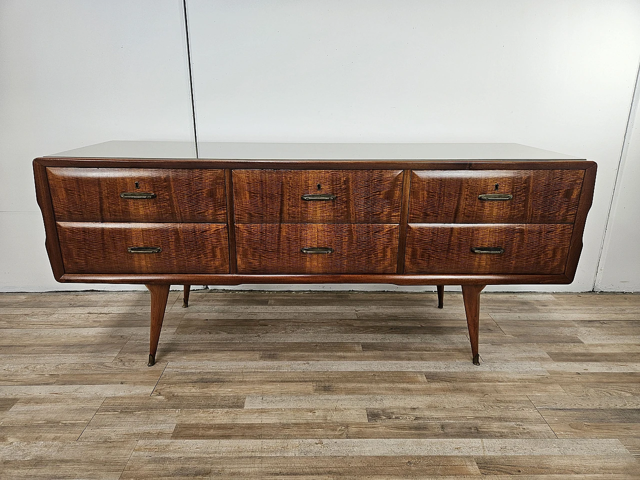 Credenza Mid Century in noce con piano in vetro, anni '60 1