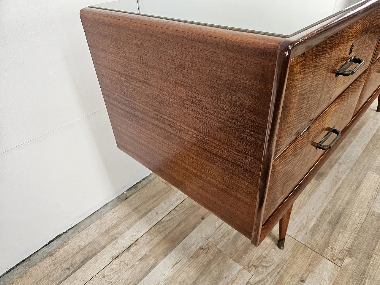 Credenza Mid Century in noce con piano in vetro, anni '60 2