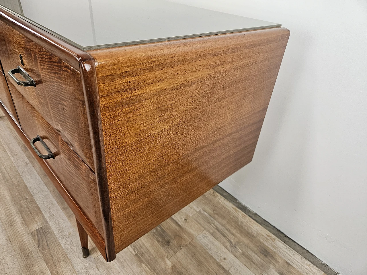 Credenza Mid Century in noce con piano in vetro, anni '60 3