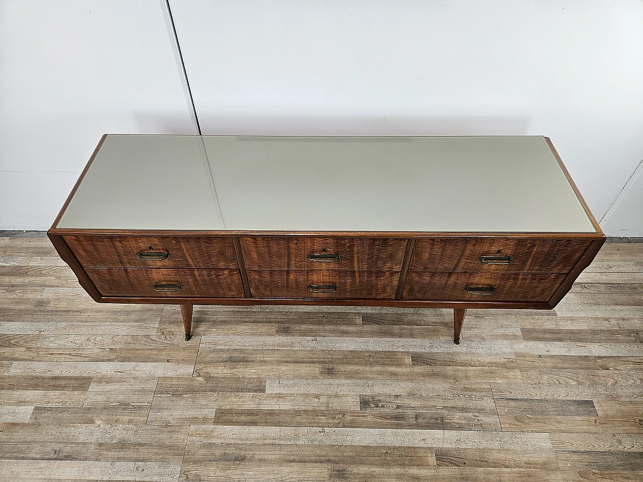 Credenza Mid Century in noce con piano in vetro, anni '60 4