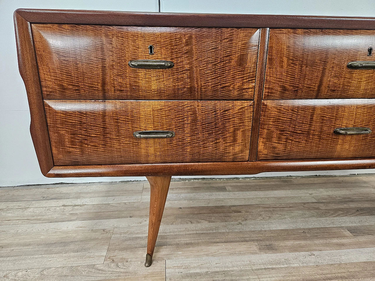 Credenza Mid Century in noce con piano in vetro, anni '60 9