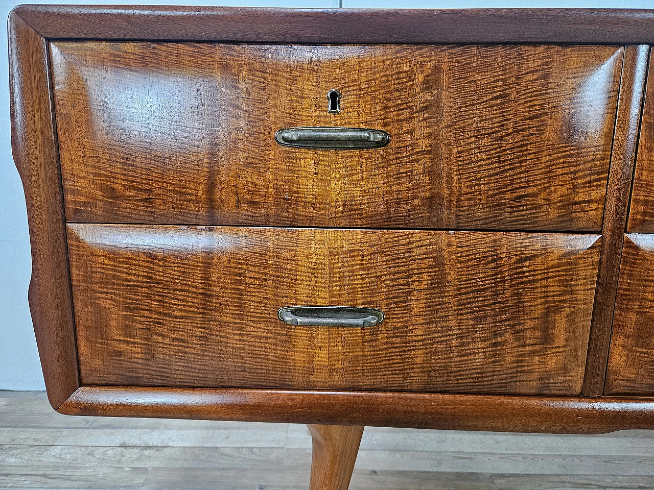 Credenza Mid Century in noce con piano in vetro, anni '60 10