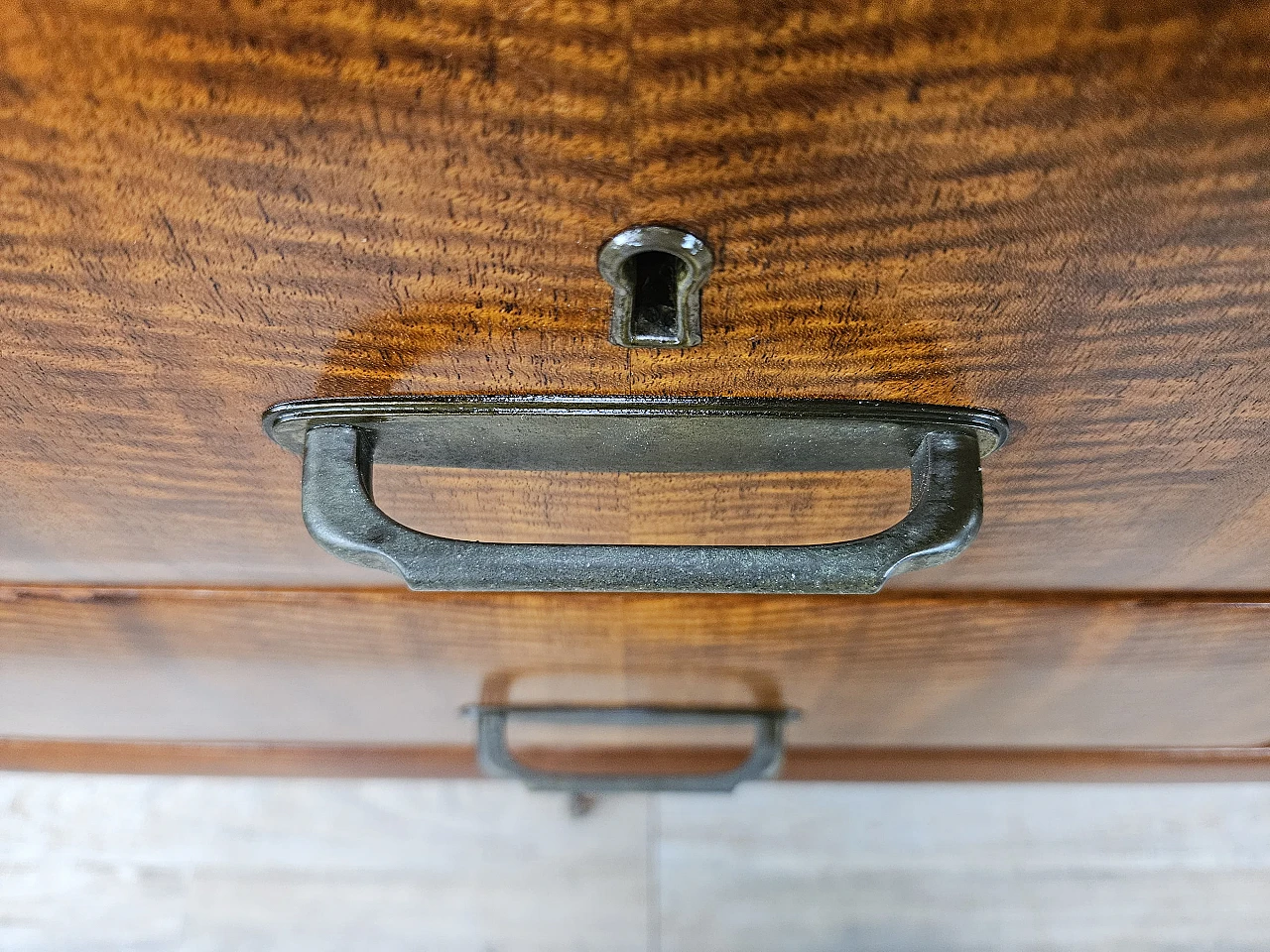 Credenza Mid Century in noce con piano in vetro, anni '60 11