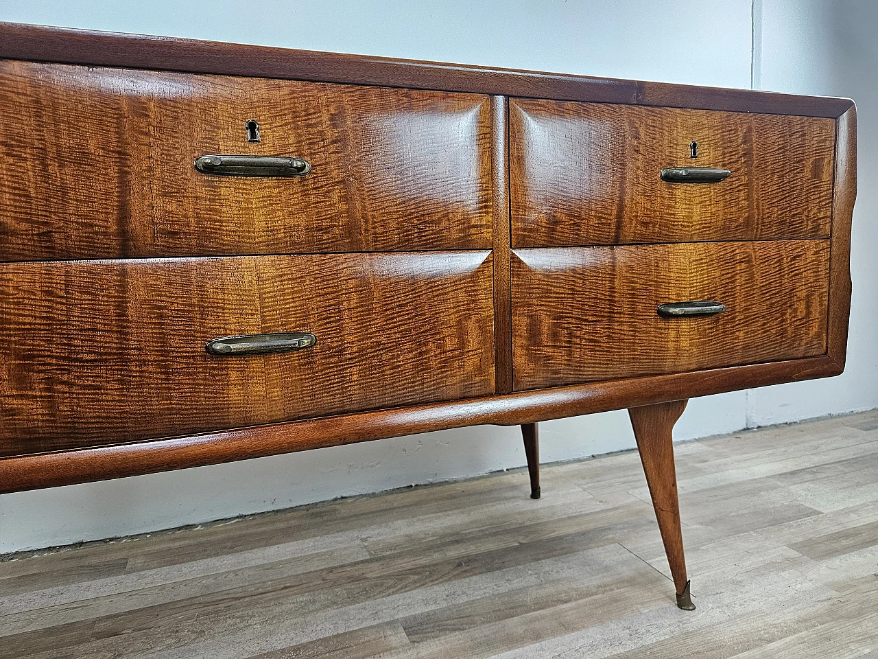 Credenza Mid Century in noce con piano in vetro, anni '60 13