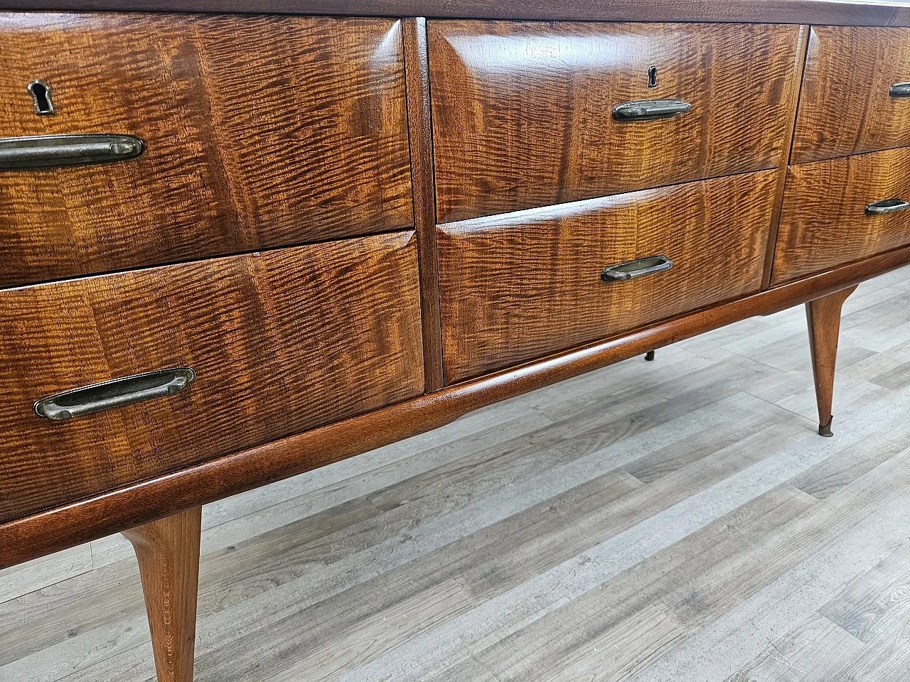 Credenza Mid Century in noce con piano in vetro, anni '60 14