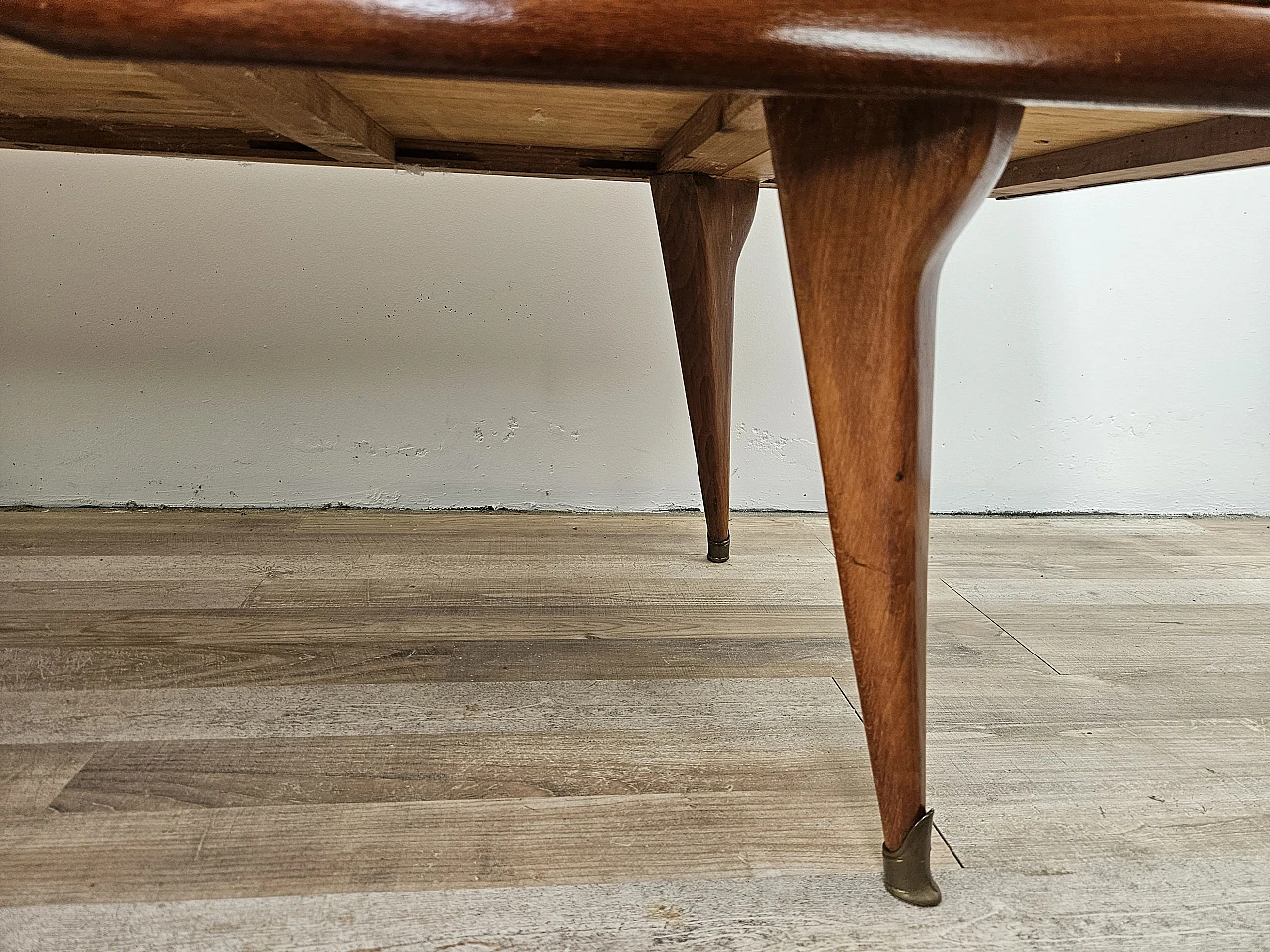 Credenza Mid Century in noce con piano in vetro, anni '60 23