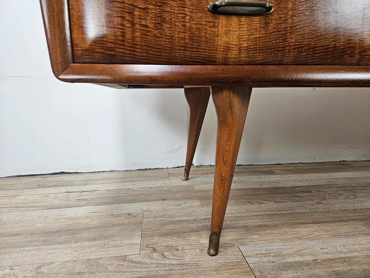 Credenza Mid Century in noce con piano in vetro, anni '60 24