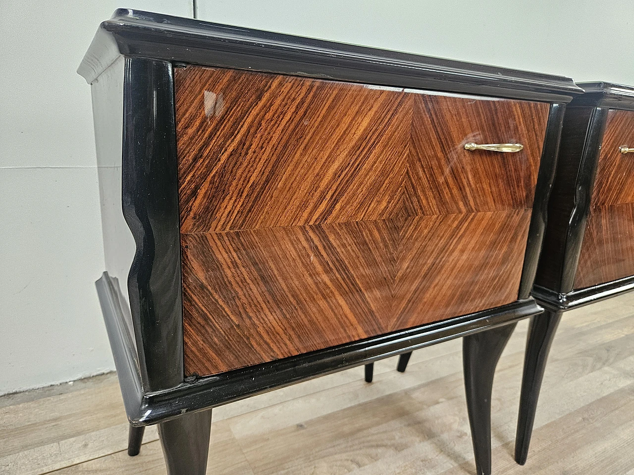 Comodini Mid Century rivestiti in radica 11