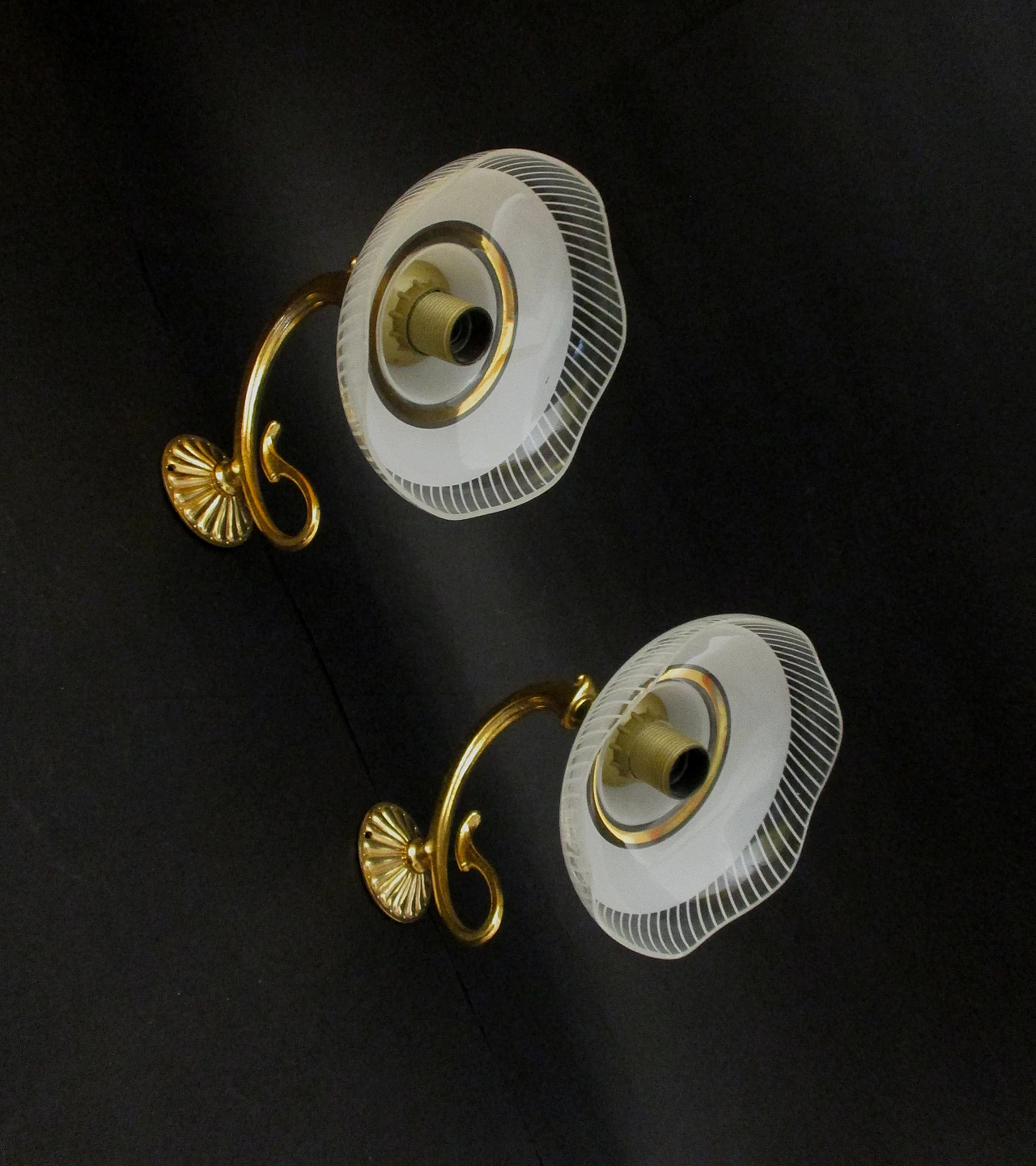 Pair of designer wall lights in brass and glass from the 1960s 4