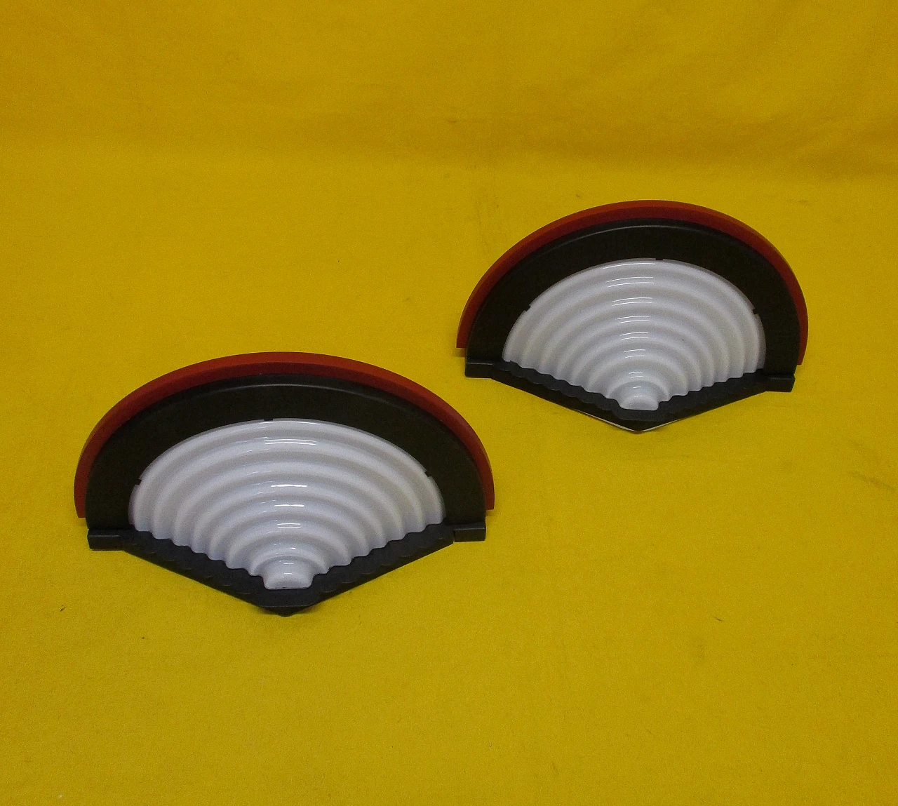 Pair of Angelo Mangiarotti wall lights in metal and glass from the 1980s 2