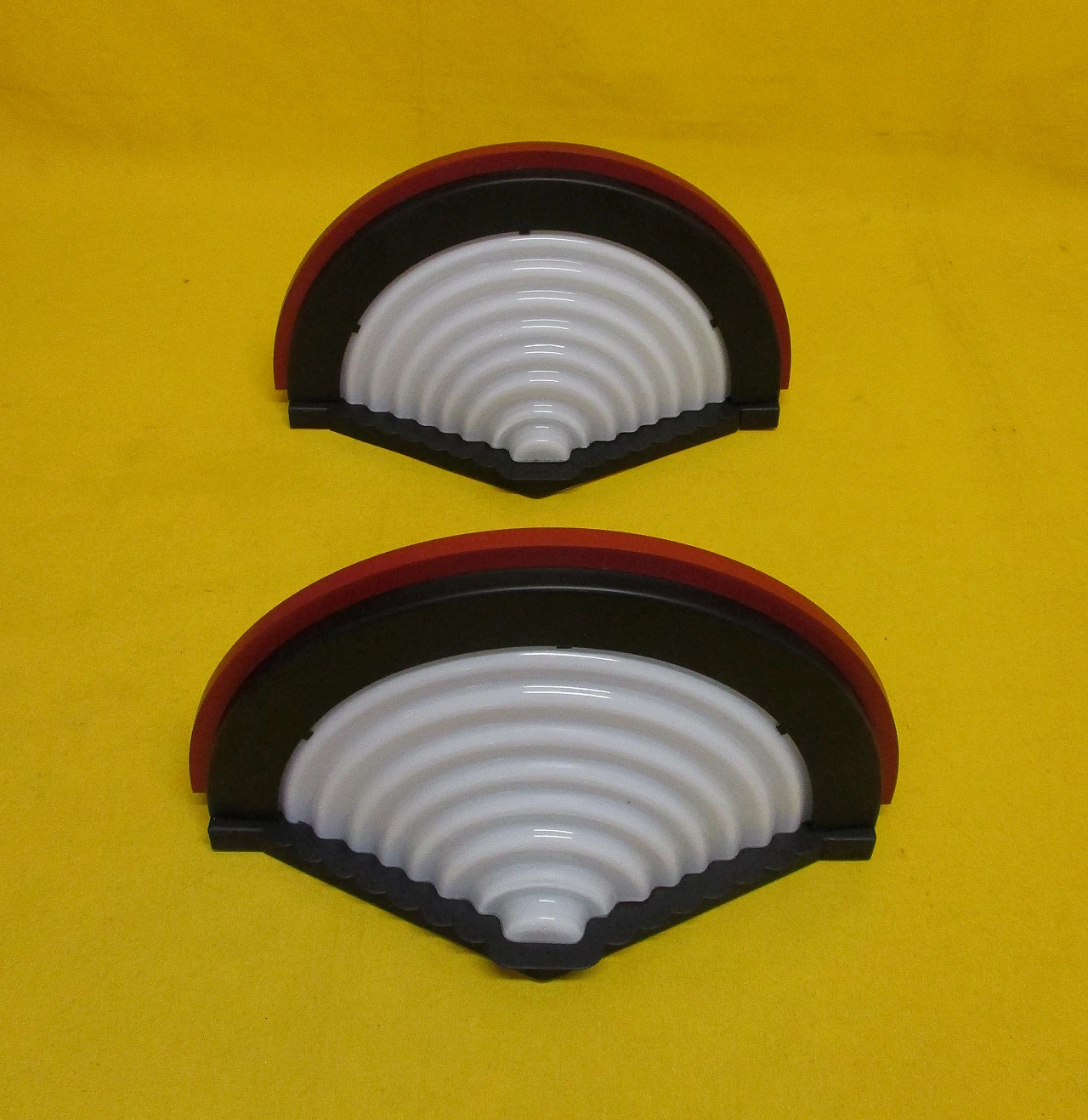 Pair of Angelo Mangiarotti wall lights in metal and glass from the 1980s 3