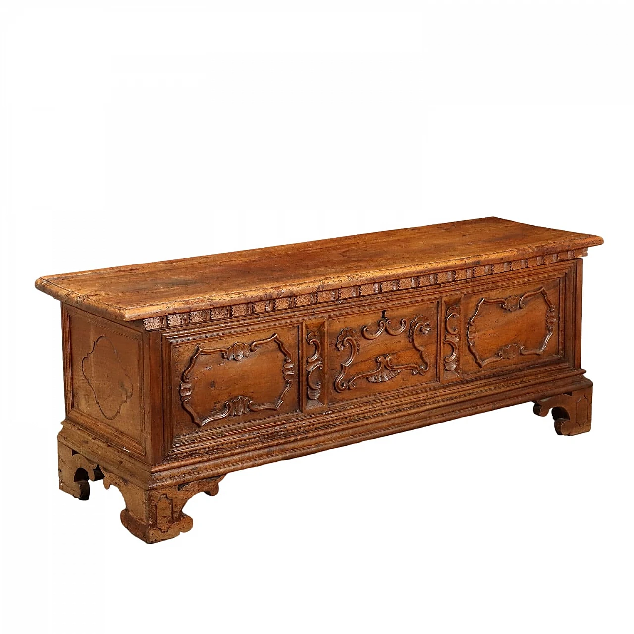 Baroque walnut chest supported by corbel feet, 17th century 1