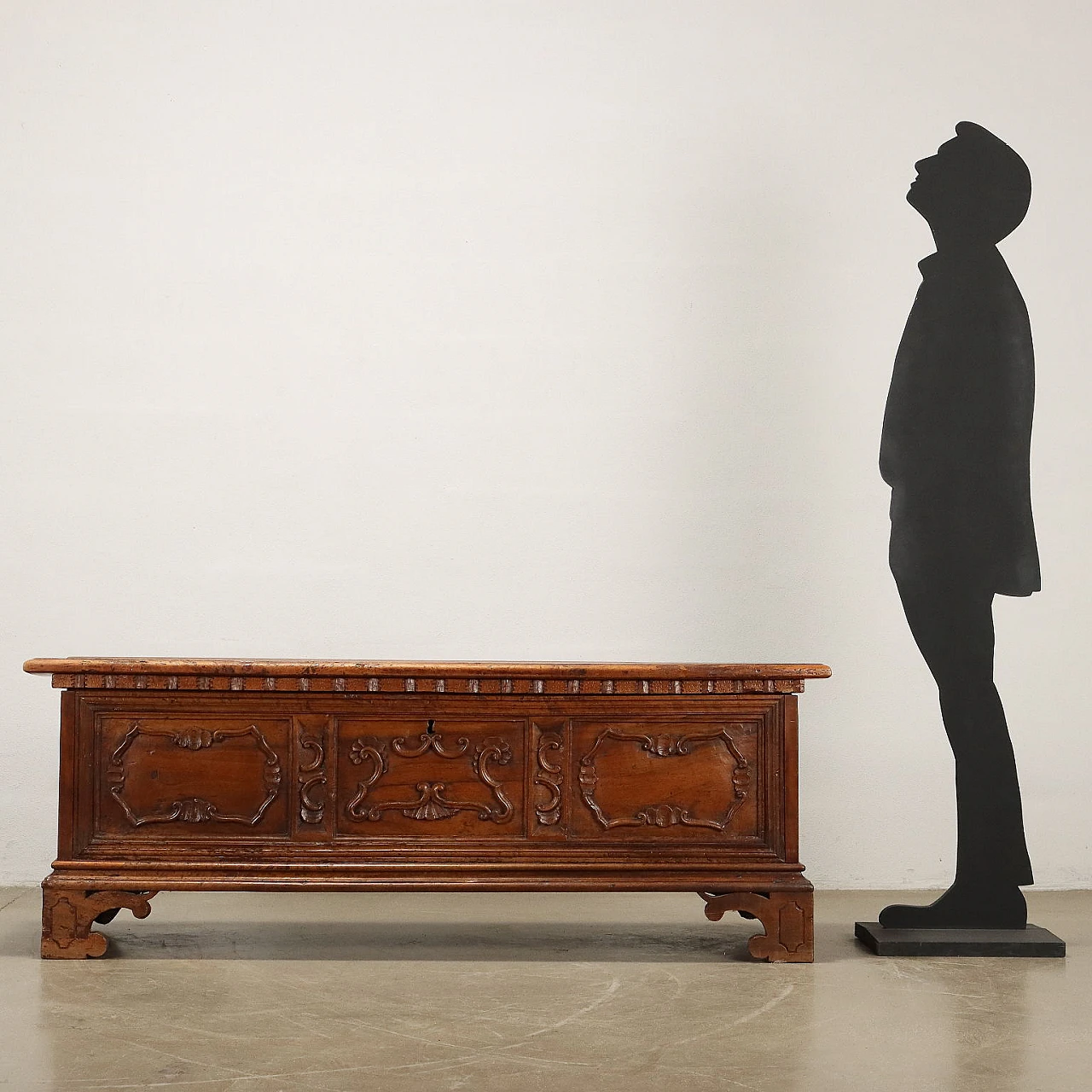 Baroque walnut chest supported by corbel feet, 17th century 2