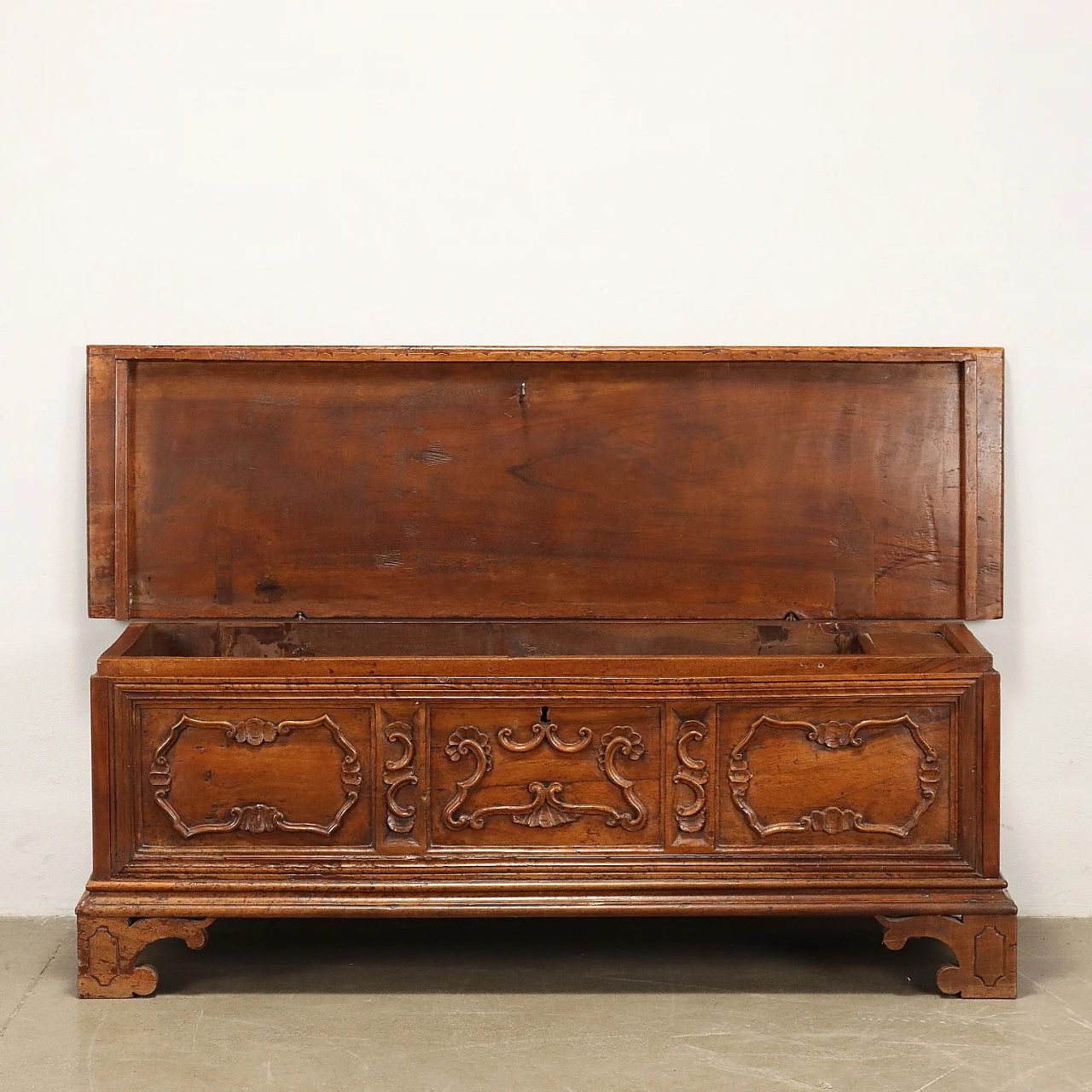 Baroque walnut chest supported by corbel feet, 17th century 3