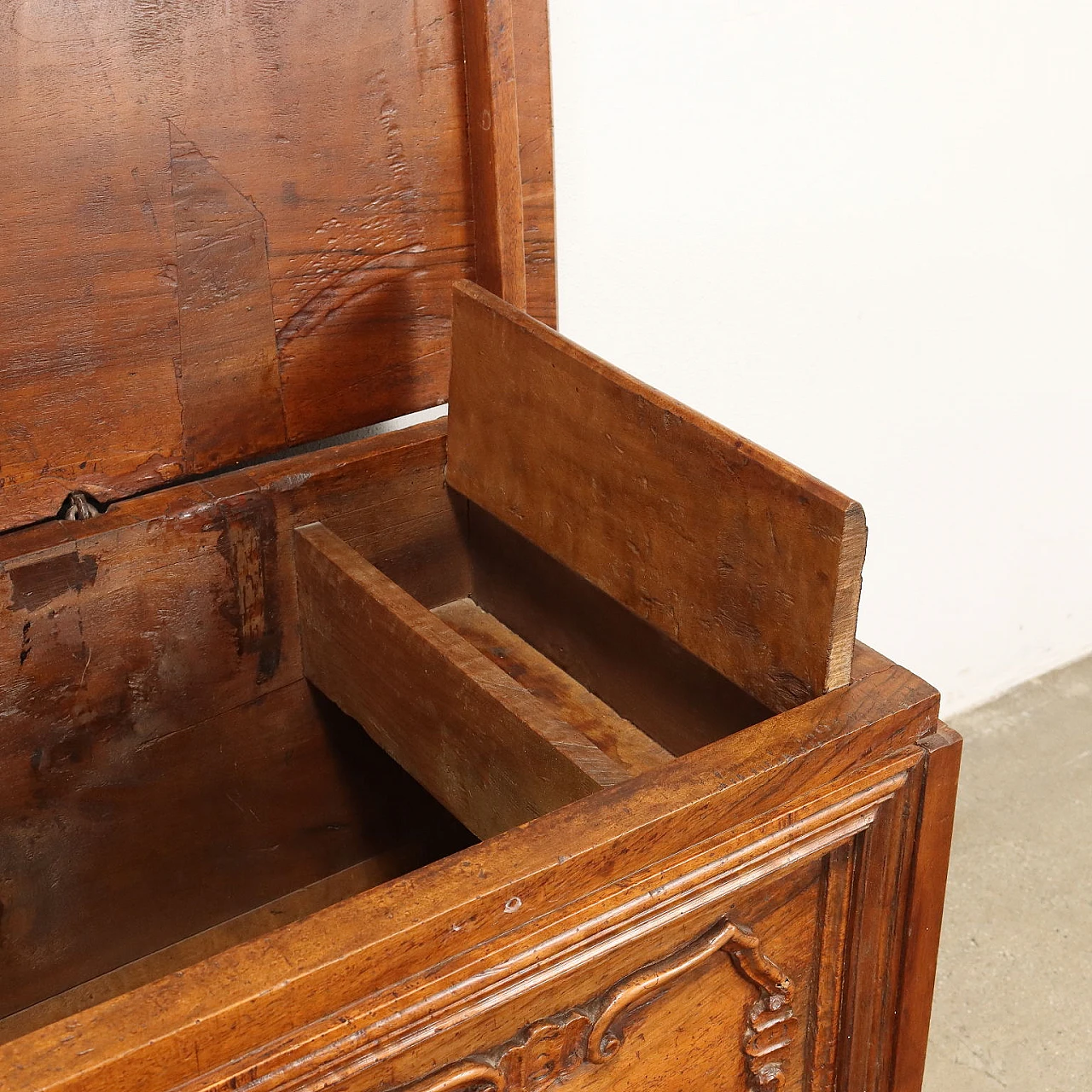 Baroque walnut chest supported by corbel feet, 17th century 4