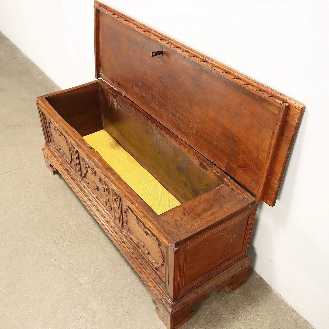 Baroque walnut chest supported by corbel feet, 17th century 5