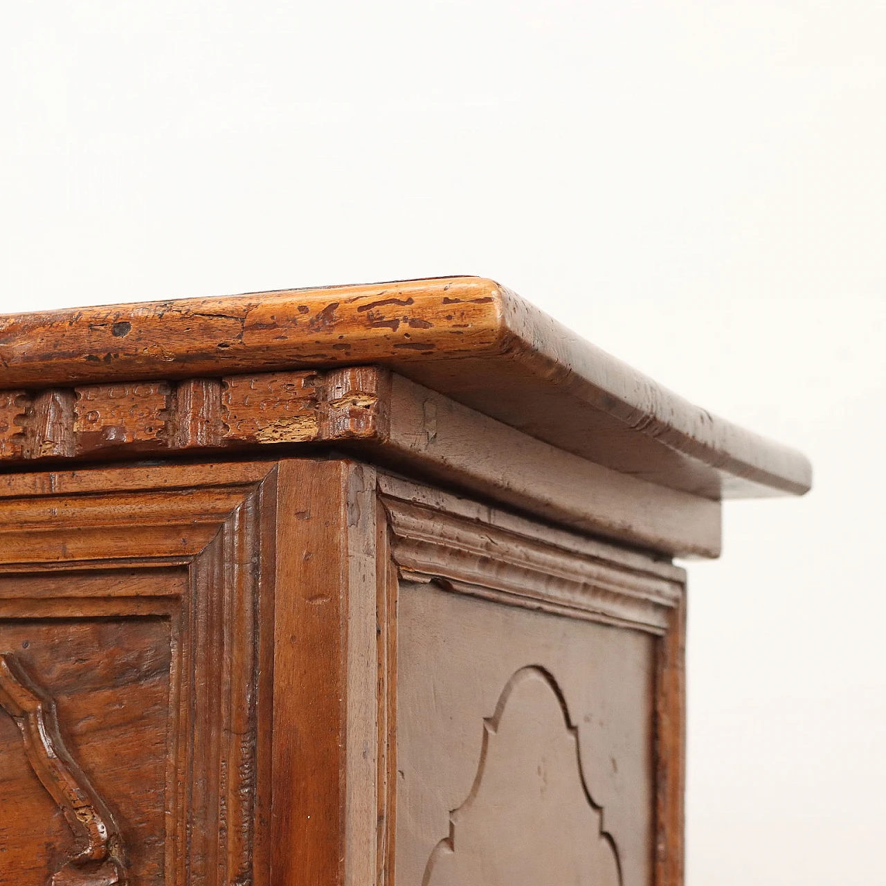 Baroque walnut chest supported by corbel feet, 17th century 6