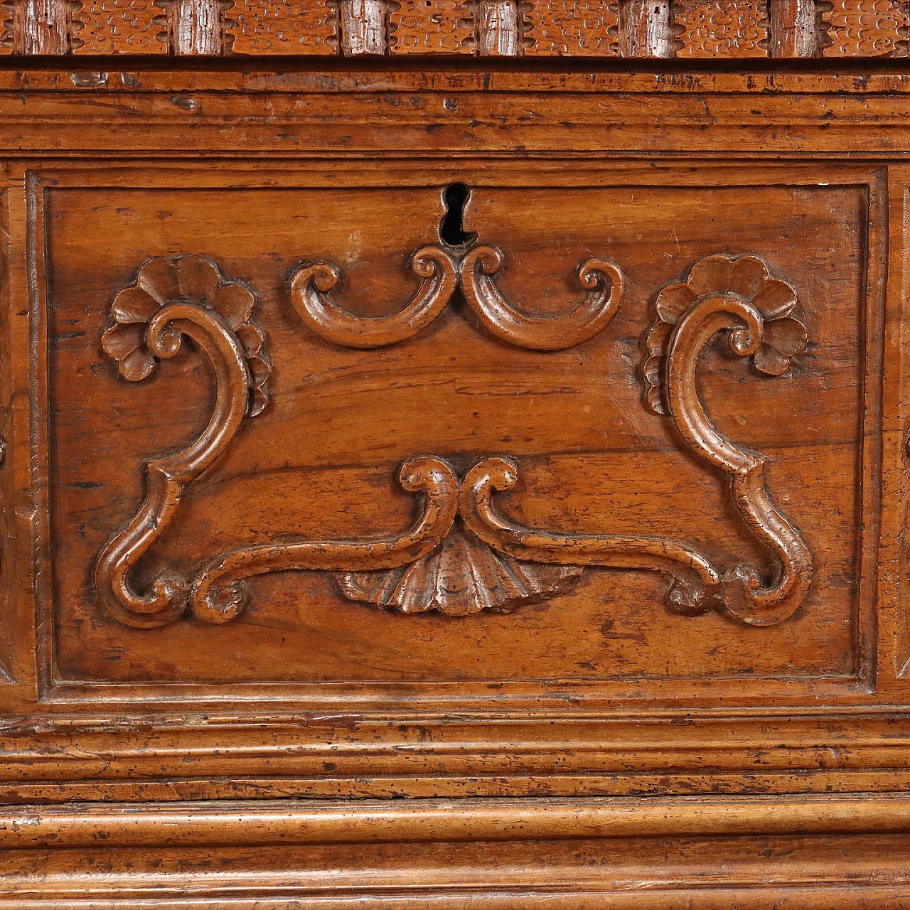 Baroque walnut chest supported by corbel feet, 17th century 7