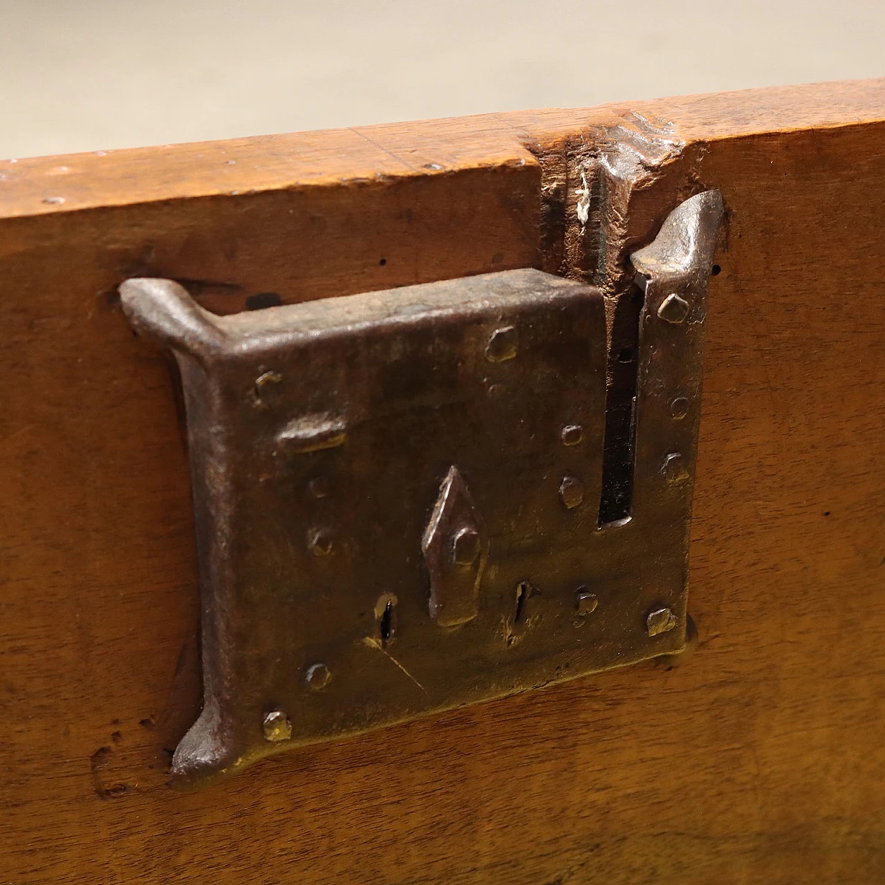 Baroque walnut chest supported by corbel feet, 17th century 8