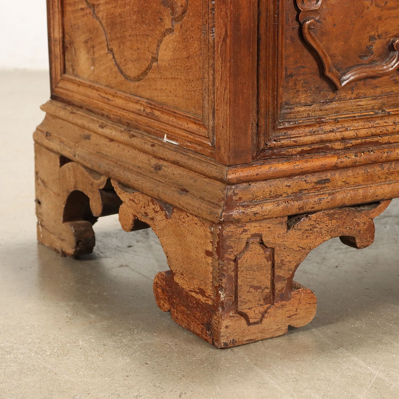 Baroque walnut chest supported by corbel feet, 17th century 9