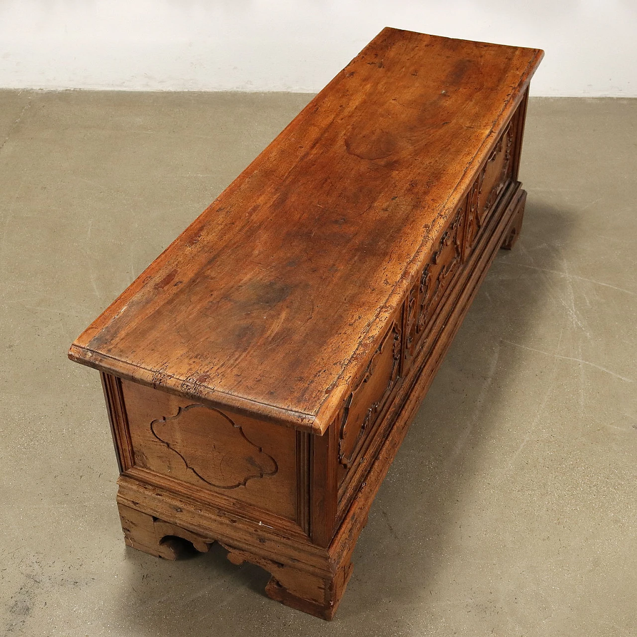 Baroque walnut chest supported by corbel feet, 17th century 10