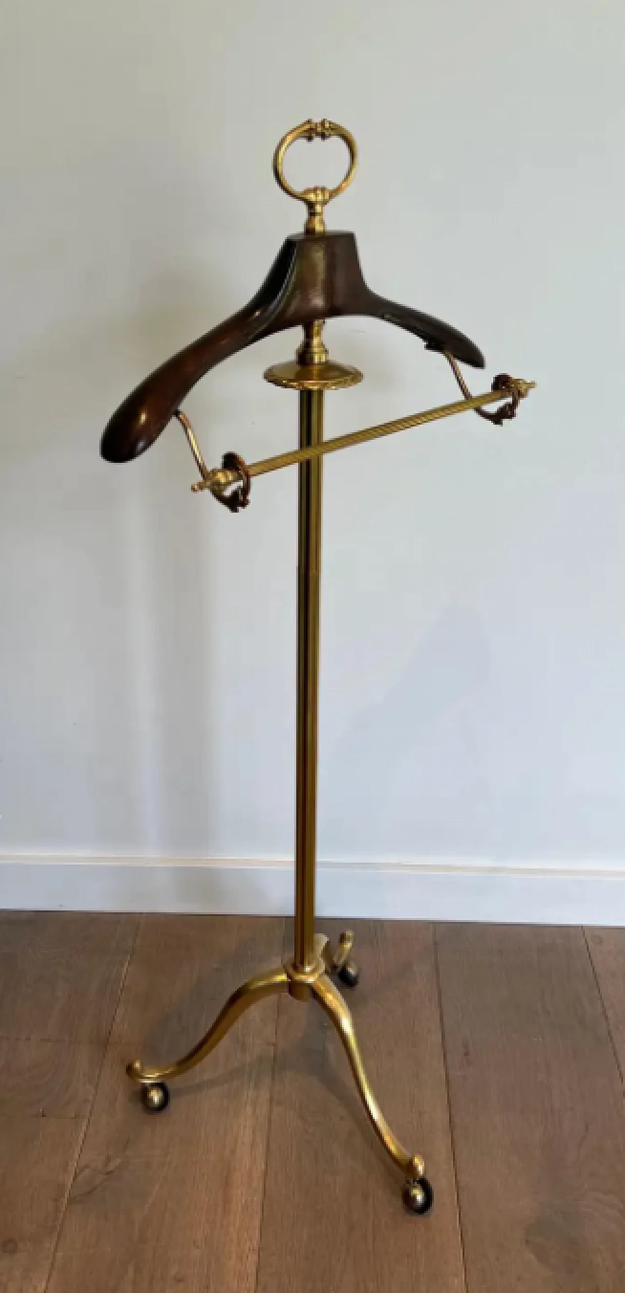 Neoclassical style brass and wood valet on casters, 1940s 2