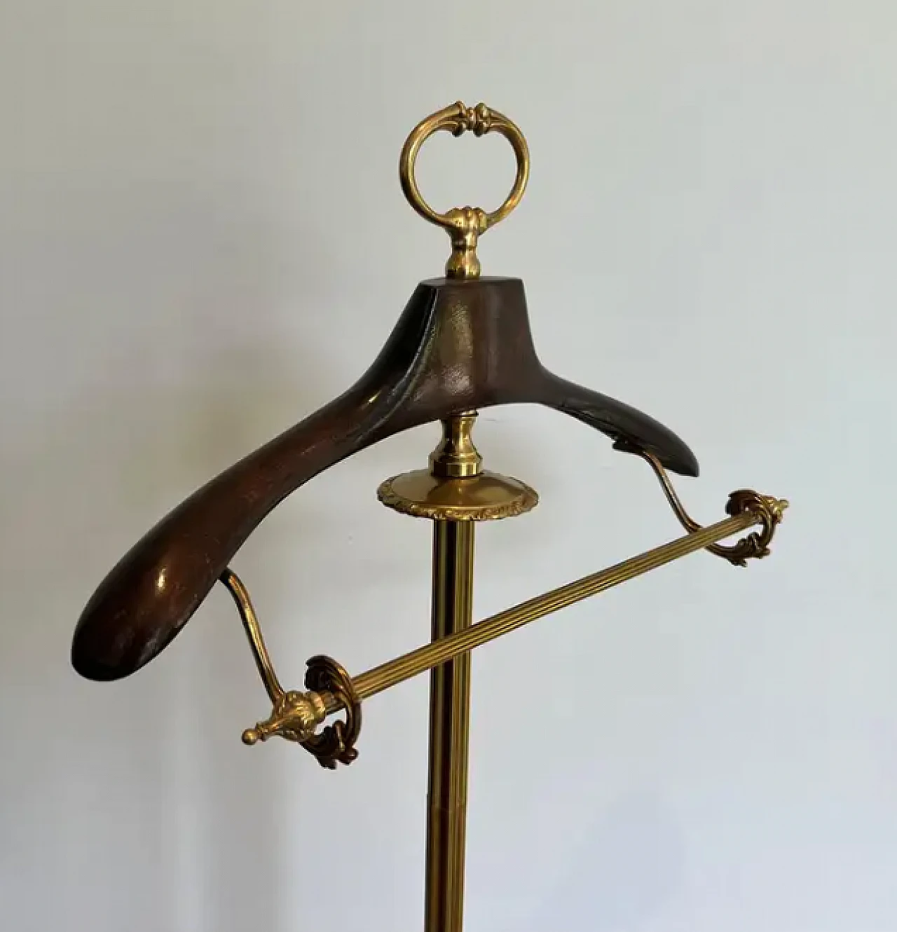 Neoclassical style brass and wood valet on casters, 1940s 5