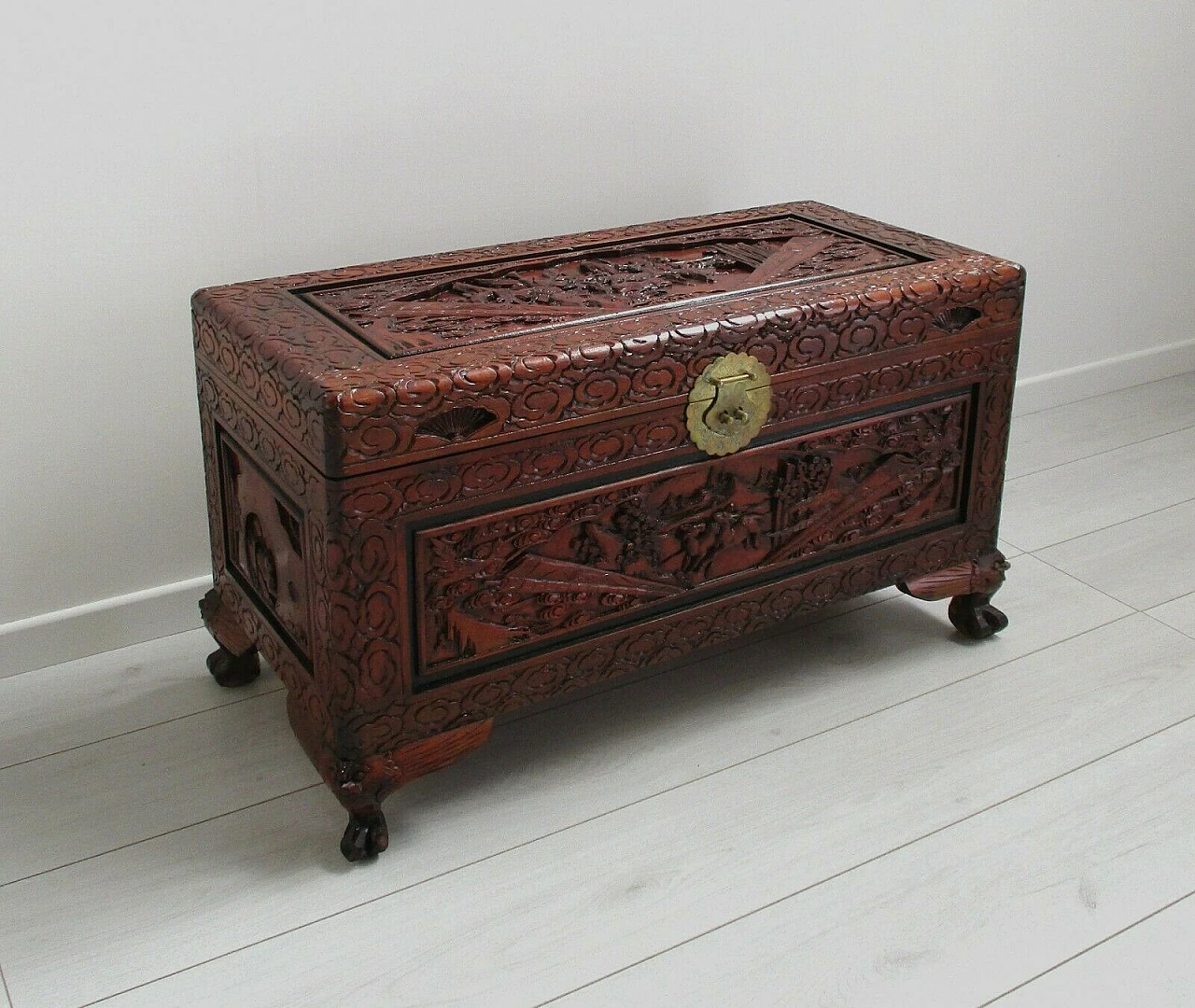 Chinese oriental trunk in carved and laquered wood, 20th century 1