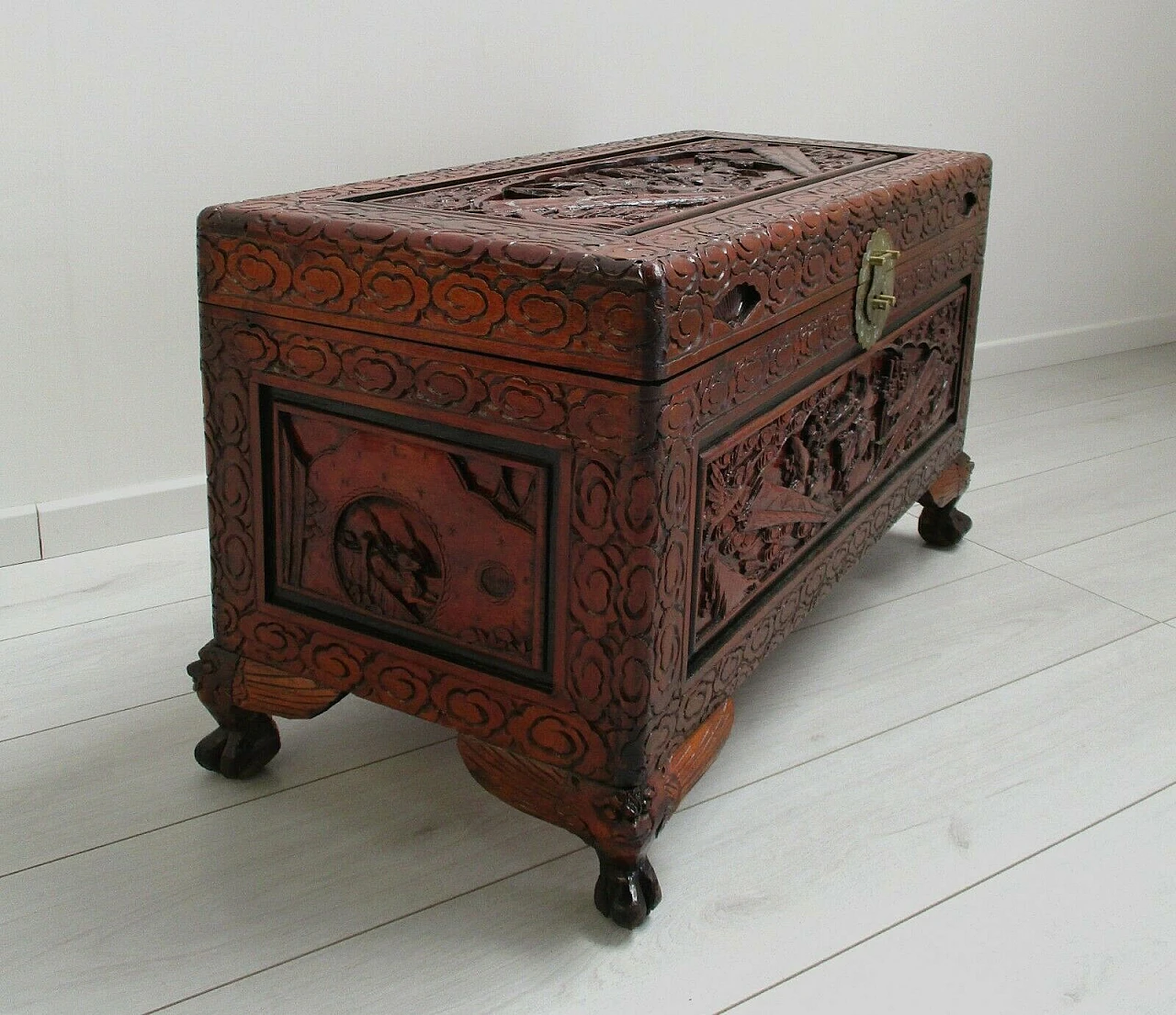 Chinese oriental trunk in carved and laquered wood, 20th century 2