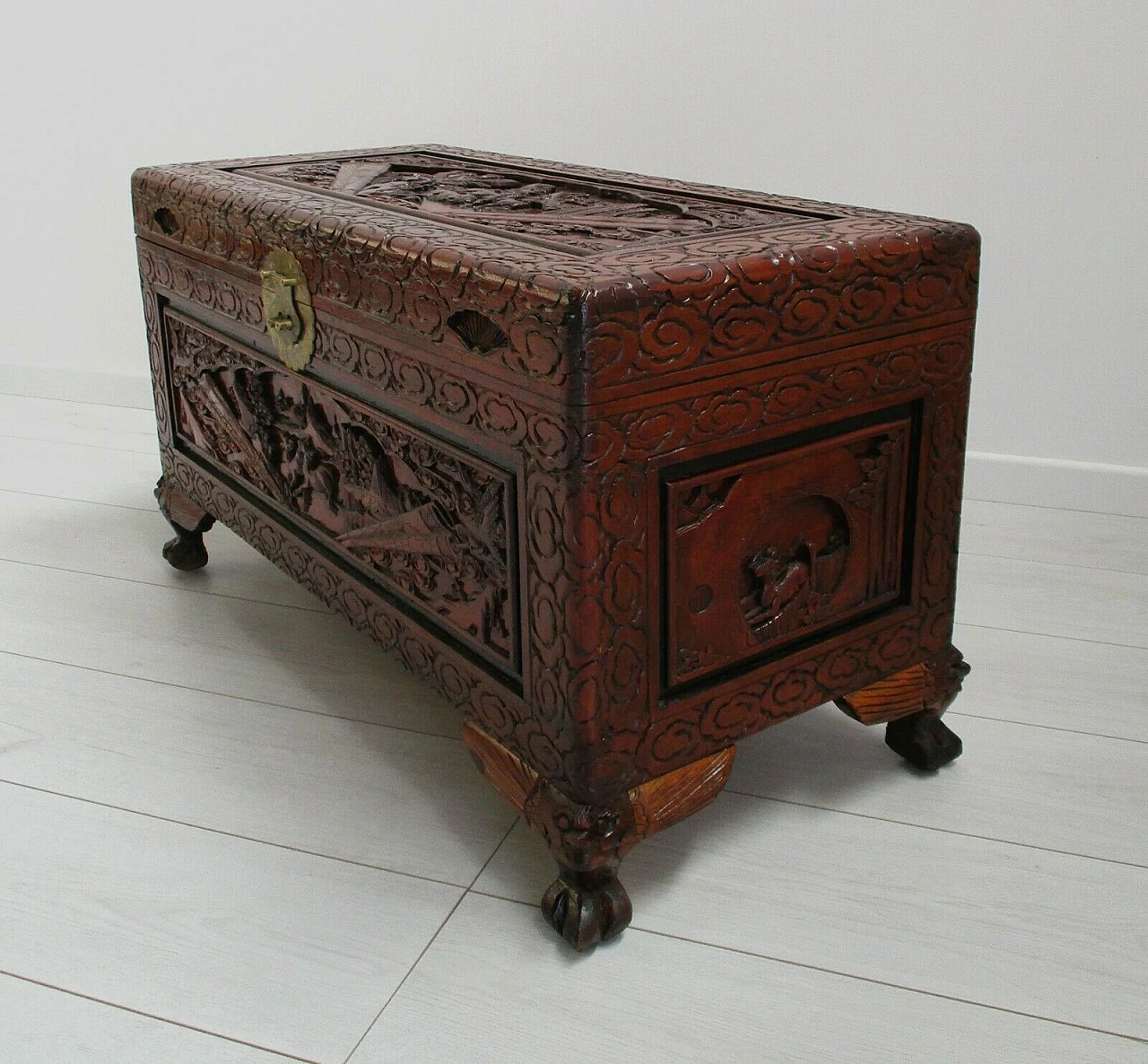 Chinese oriental trunk in carved and laquered wood, 20th century 4