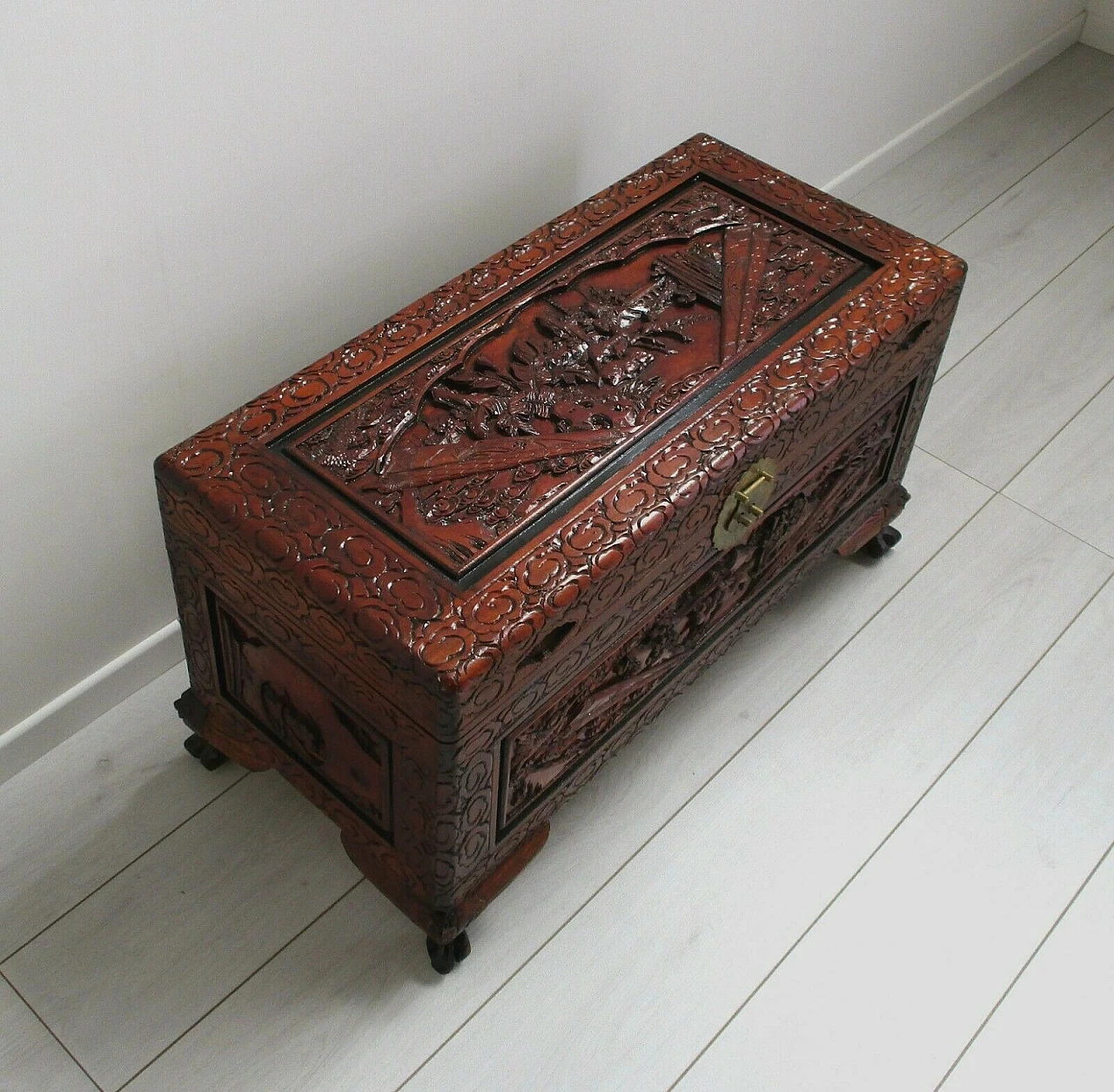 Chinese oriental trunk in carved and laquered wood, 20th century 5