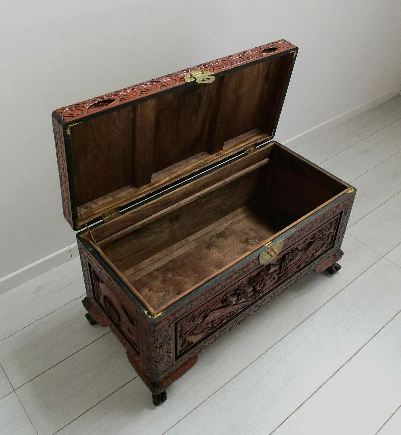 Chinese oriental trunk in carved and laquered wood, 20th century 6