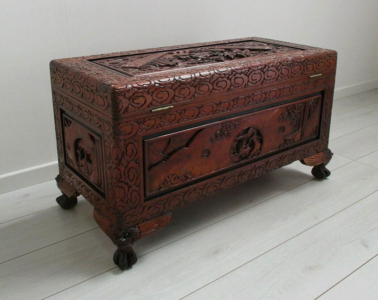 Chinese oriental trunk in carved and laquered wood, 20th century 7