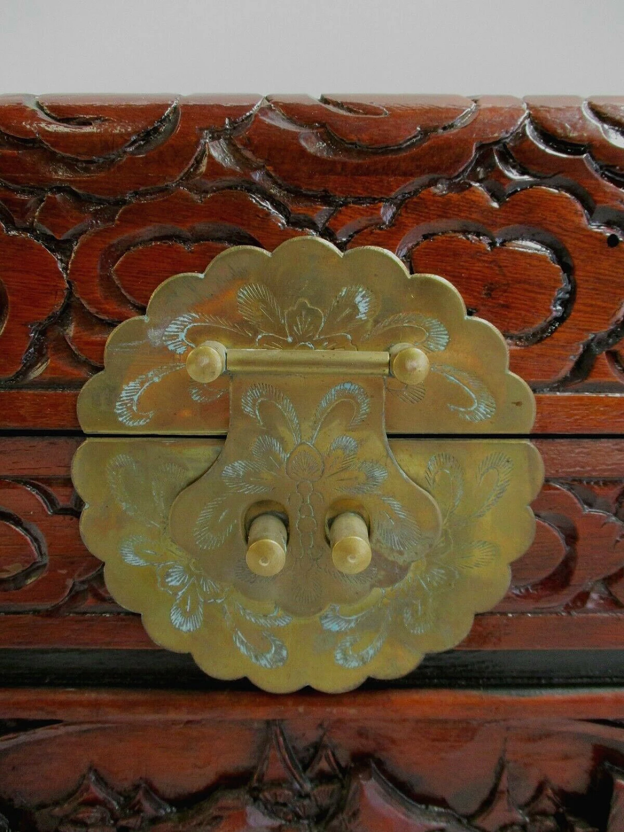 Chinese oriental trunk in carved and laquered wood, 20th century 9